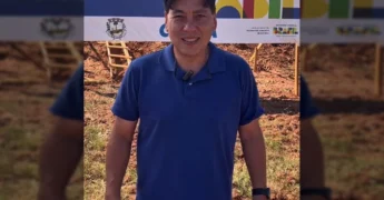 Homem em terreno vazio com placa de construção do CRAS em Nova Maringá. Créditos: Prefeitura de Nova Maringá / Instagram