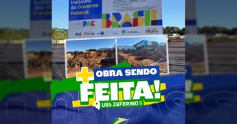 Canteiro de obras da nova UBS Jardim Zeferino II em São José dos Quatro Marcos, mostrando a fundação e a placa de informações da obra, com créditos à Prefeitura de São José dos Quatro Marcos / Instagram.