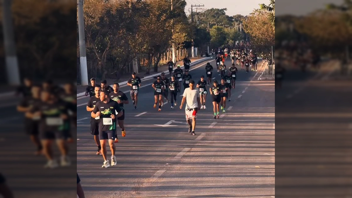 Corredores se preparando para a largada da Corrida Top VG 2025 em Várzea Grande, com o sol nascendo ao fundo. Créditos: Prefeitura de Várzea Grande / Instagram.