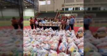 Mulheres e sacolas de alimentos em Várzea Grande, MT. Crédito: prefvarzeagrande no Instagram.