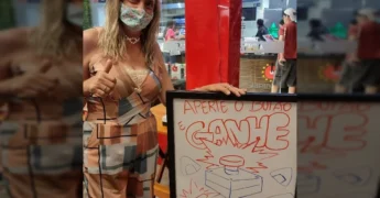 Uma cosplayer de Zenitsu (Demon Slayer) sorrindo após participar do desafio do Japidinho no Pan Geek Fest. Créditos: Japidinho / Instagram.