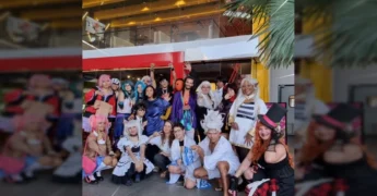 Grupo de cosplayers posando em frente ao restaurante Japidinho no Pantanal Shopping, em Cuiabá. Créditos: Japidinho / Instagram.