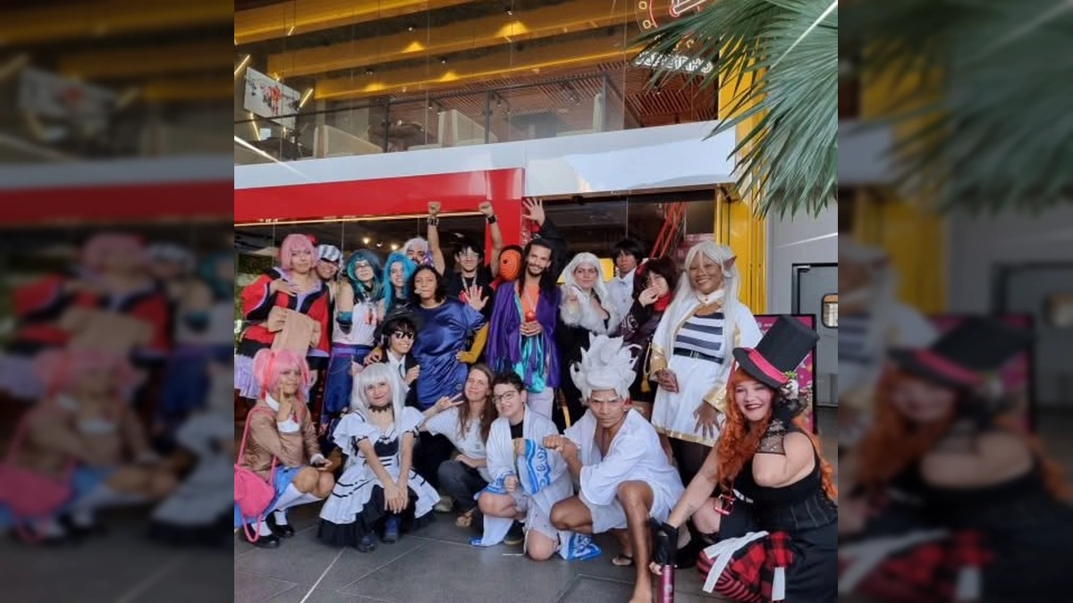 Grupo de cosplayers posando em frente ao restaurante Japidinho no Pantanal Shopping, em Cuiabá. Créditos: Japidinho / Instagram.