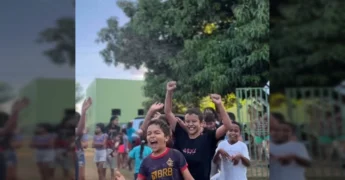 Crianças felizes brincando em Cláudia, Mato Grosso, durante programação de férias. Créditos: Prefeitura de Cláudia / Instagram.