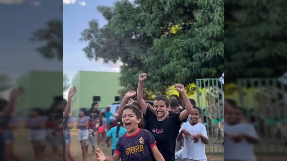 Crianças felizes brincando em Cláudia, Mato Grosso, durante programação de férias. Créditos: Prefeitura de Cláudia / Instagram.