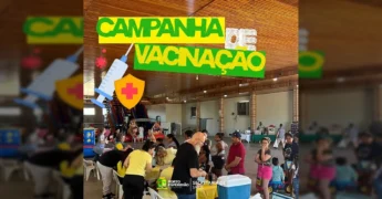 Foto de pessoas, incluindo crianças, em um ambiente de evento, com uma campanha de vacinação em Porto Esperidião / Créditos: Prefeitura Municipal de Porto Esperidião / Instagram