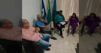 Reunião de Gisela Simona e Moisés com Miltinho em Colniza para discutir investimentos. Créditos: Prefeitura de Colniza / Instagram.