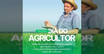 Foto de um homem usando chapéu de palha e camisa xadrez, olhando para baixo enquanto segura algo pequeno em uma mão e um tablet na outra, com um campo verde ao fundo. O texto na imagem diz 'Dia do Agricultor'. Créditos: Instagram @prefeiturasantaritadotrivelato