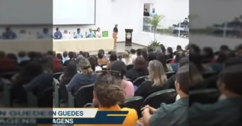 Foto da plateia e da mesa de autoridades durante o encontro técnico de educação em Barra do Bugres. Crédito: Prefeitura de Barra do Bugres / Instagram.