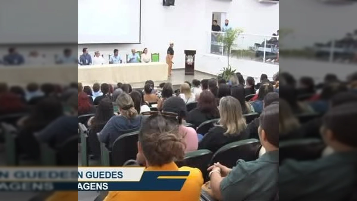 Foto da plateia e da mesa de autoridades durante o encontro técnico de educação em Barra do Bugres. Crédito: Prefeitura de Barra do Bugres / Instagram.