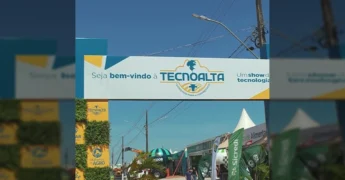 Visitantes caminhando pela entrada da Tecno Alta, um evento de tecnologia e agronegócio em Alta Floresta. Créditos: @prefeituraaltafloresta no Instagram.