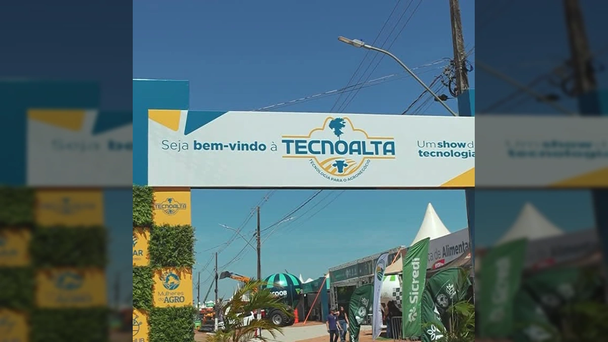 Visitantes caminhando pela entrada da Tecno Alta, um evento de tecnologia e agronegócio em Alta Floresta. Créditos: @prefeituraaltafloresta no Instagram.