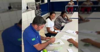 Pessoas recebendo documentos de identidade em evento da prefeitura de Porto Esperidião. Crédito: Instagram/portoesperidiao.mt