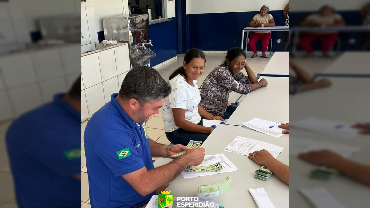 Pessoas recebendo documentos de identidade em evento da prefeitura de Porto Esperidião. Crédito: Instagram/portoesperidiao.mt