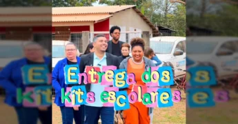 Secretária de Educação e Prefeito entregando kits escolares para crianças em Nossa Senhora do Livramento. Crédito: sme_livramento / Instagram