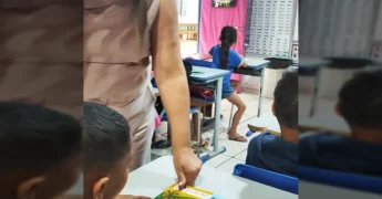 Secretária Selma Dill entrega livros do programa Alfabetiza MT para alunos em escola de Colniza. Crédito: Prefeitura de Colniza / Instagram.