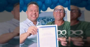 Moradores de Rondonópolis recebem títulos definitivos de propriedade. Créditos: Prefeitura de Rondonópolis / Instagram.