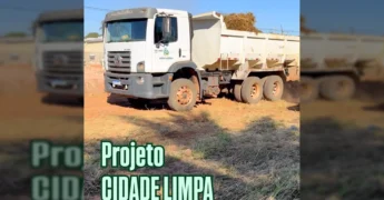 Caminhão e escavadeira trabalhando na limpeza de terreno no Bairro Sol Nascente, Nova Lacerda. Créditos: Instagram prefeituranovalacerda
