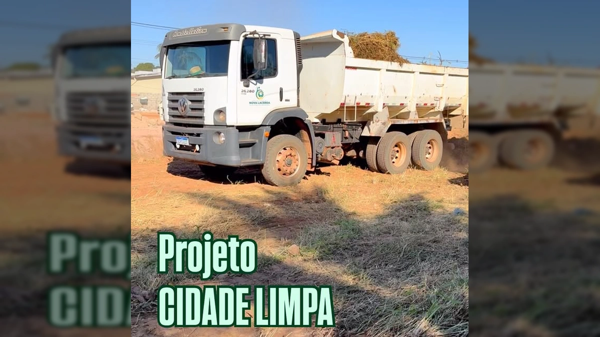 Caminhão e escavadeira trabalhando na limpeza de terreno no Bairro Sol Nascente, Nova Lacerda. Créditos: Instagram prefeituranovalacerda