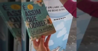Duas mulheres, uma de óculos e com uma caneca estampada com vaca, e outra de blusa rosa e calça jeans, trabalhando na manutenção das geladeiras literárias. / Instagram biblioteca.dias.gomes