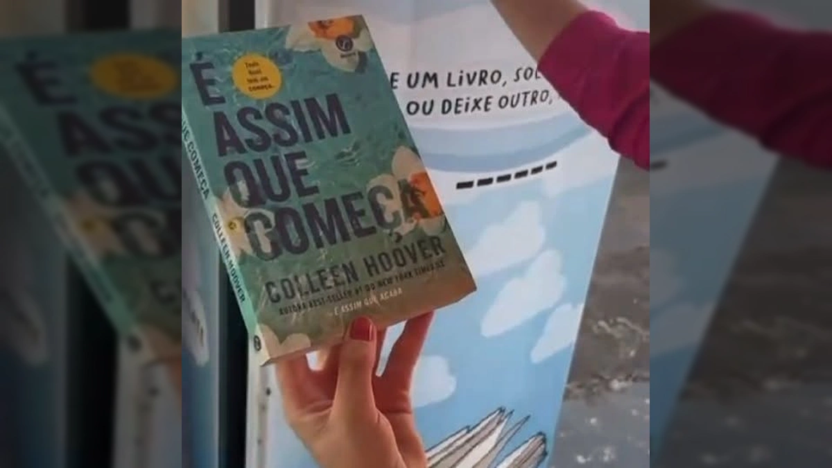 Duas mulheres, uma de óculos e com uma caneca estampada com vaca, e outra de blusa rosa e calça jeans, trabalhando na manutenção das geladeiras literárias. / Instagram biblioteca.dias.gomes