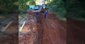 Máquina retroescavadeira e equipe do Departamento de Água e Esgoto (DAE) realizando obras em Poxoréu. Crédito: prefpoxoreu / Instagram