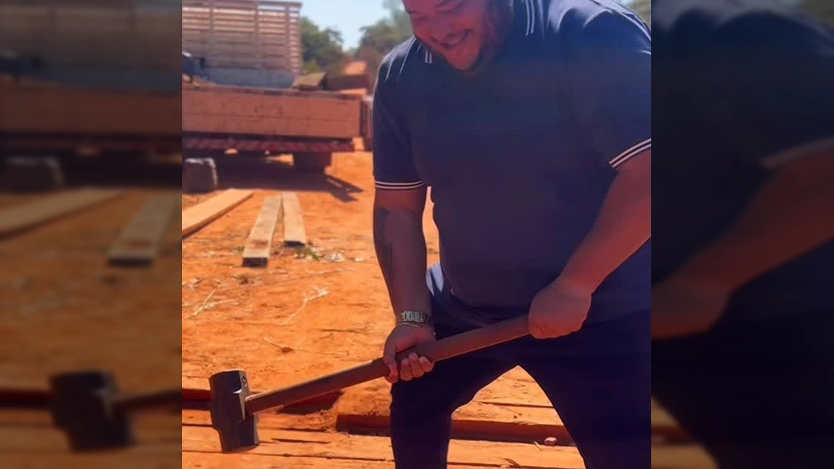 Homens trabalhando na recuperação de uma ponte de madeira em uma estrada de terra. Créditos: Prefeitura de Livramento / Instagram.