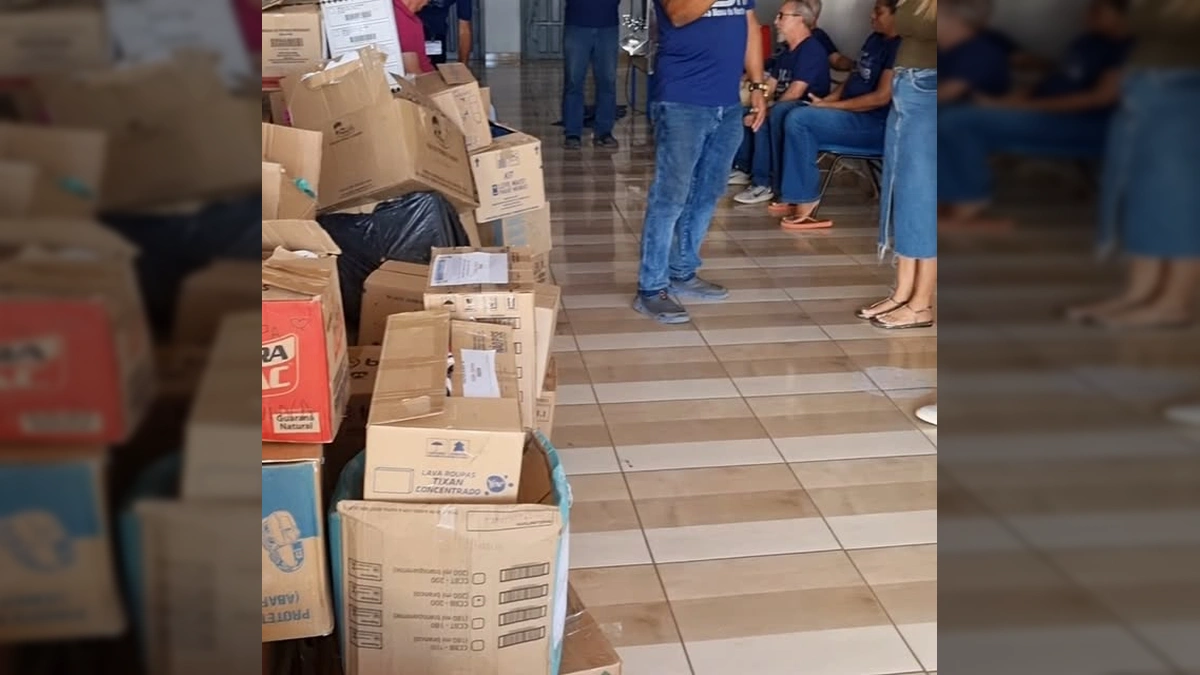 Voluntários do Projeto Pastor Nilson Braga e autoridades locais em Terra Nova do Norte, Mato Grosso, com caixas de doações. Crédito: terranovadonorte / Instagram.