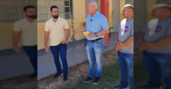 Imagem do Secretário de Educação Reginaldo Marcolan avaliando a quadra de esportes na Escola Lucas Toniazzo. Créditos: terranovadonorte / Instagram.