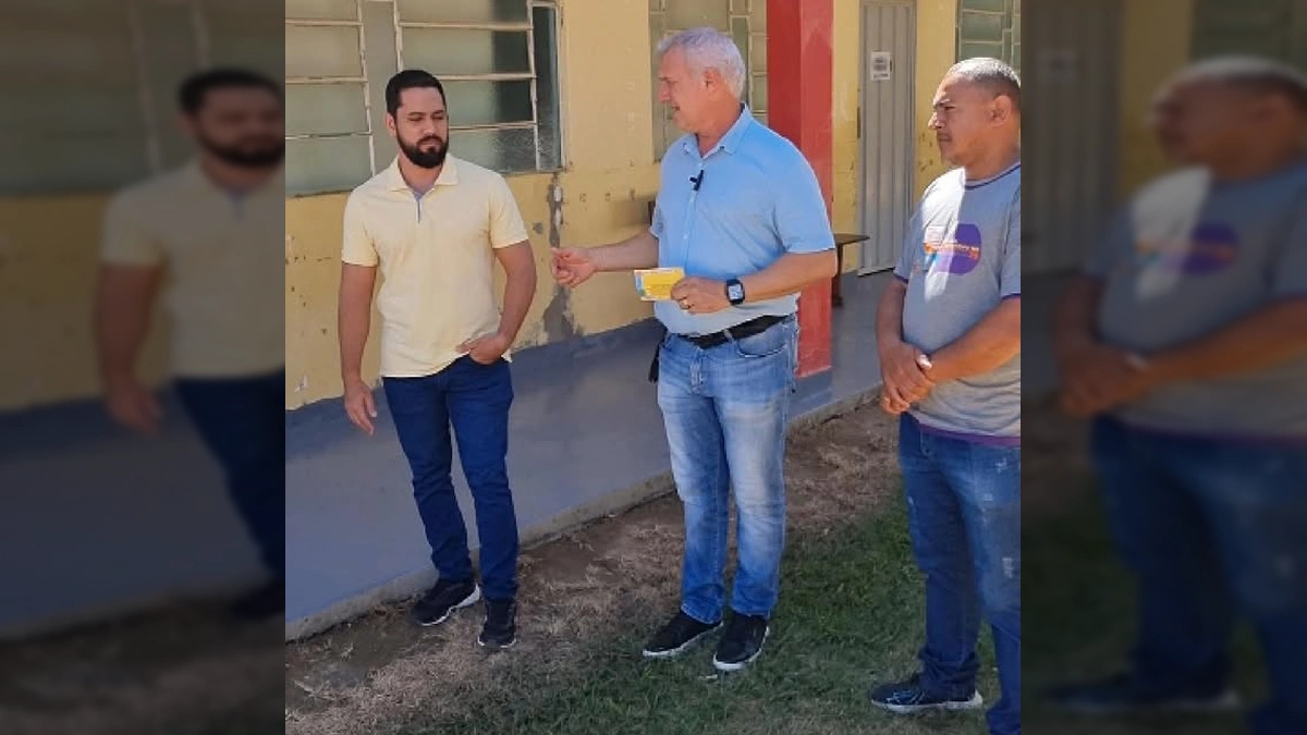 Imagem do Secretário de Educação Reginaldo Marcolan avaliando a quadra de esportes na Escola Lucas Toniazzo. Créditos: terranovadonorte / Instagram.