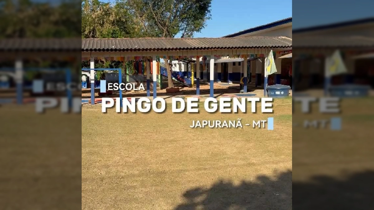 Imagem da fachada e pátio da Escola Pingo de Gente em Japurana, Nova Bandeirantes, MT, mostrando o ambiente organizado e decorado. Créditos: Prefeitura de Nova Bandeirantes / Instagram.