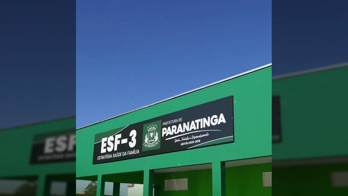 Nova estrutura da unidade de saúde ESF-3 em Paranatinga, com placa de identificação e área de espera. Créditos: pref.paranatinga no Instagram.