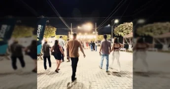 Uma visão noturna vibrante da Expoap em Apiacás, Mato Grosso, apresentando o espetáculo do rodeio com pirotecnia. Créditos: Descubra Apiacás / Instagram.