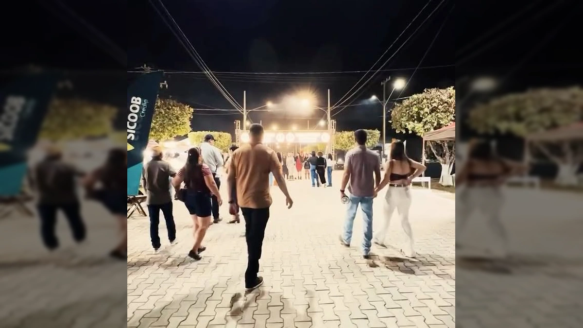 Uma visão noturna vibrante da Expoap em Apiacás, Mato Grosso, apresentando o espetáculo do rodeio com pirotecnia. Créditos: Descubra Apiacás / Instagram.