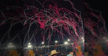 Imagem da arena do rodeio durante a 4ª Expoiti em Itiquira com público e show de fogos, por Prefeitura de Itiquira / Instagram.