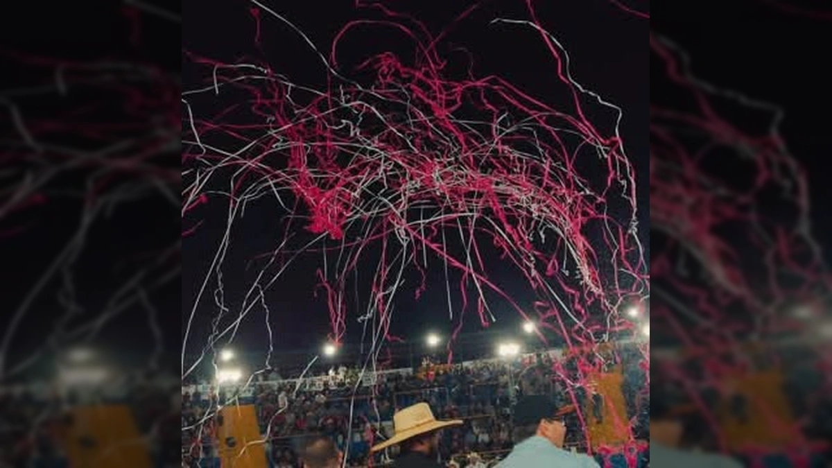 Imagem da arena do rodeio durante a 4ª Expoiti em Itiquira com público e show de fogos, por Prefeitura de Itiquira / Instagram.