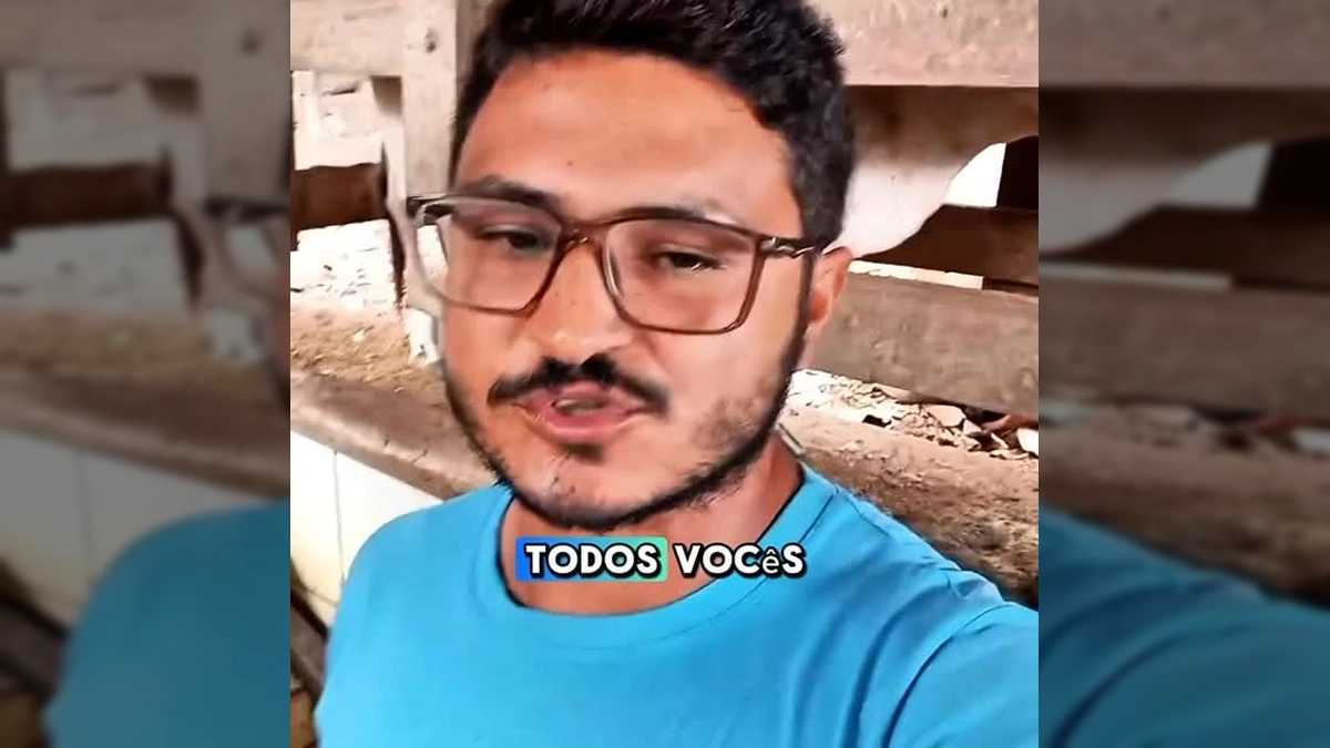 Homem sorridente em ambiente de fazenda divulgando a 3ª Expoleite em Juína, Mato Grosso. Imagem original de Prefeitura de Juína / Instagram.