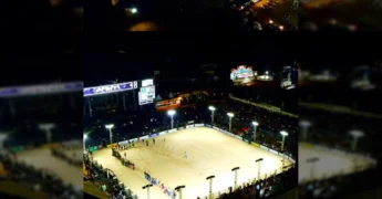 Arena de rodeio iluminada durante a 13ª Expovera em Vera, com montarias de touros e público. Créditos: Prefeitura Municipal de Vera.