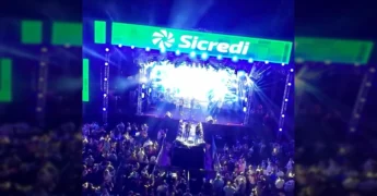 Público e palco com show de Gian & Giovani na Expovera 2025 em Vera, MT. Crédito: expoveraoficial/Instagram