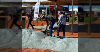 Grupo de pessoas assistindo a uma palestra sobre agronegócio na Expovera, com foco em tecnologia rural e inovação, ministrada por Érica Segovia da Silva do Agrihub. Crédito: Prefeitura Municipal de Vera no Instagram.