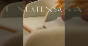 Ambiente de sala de estar com sofá de couro, poltronas estofadas e decoração, por Extensa Móveis / Instagram extensamoveis