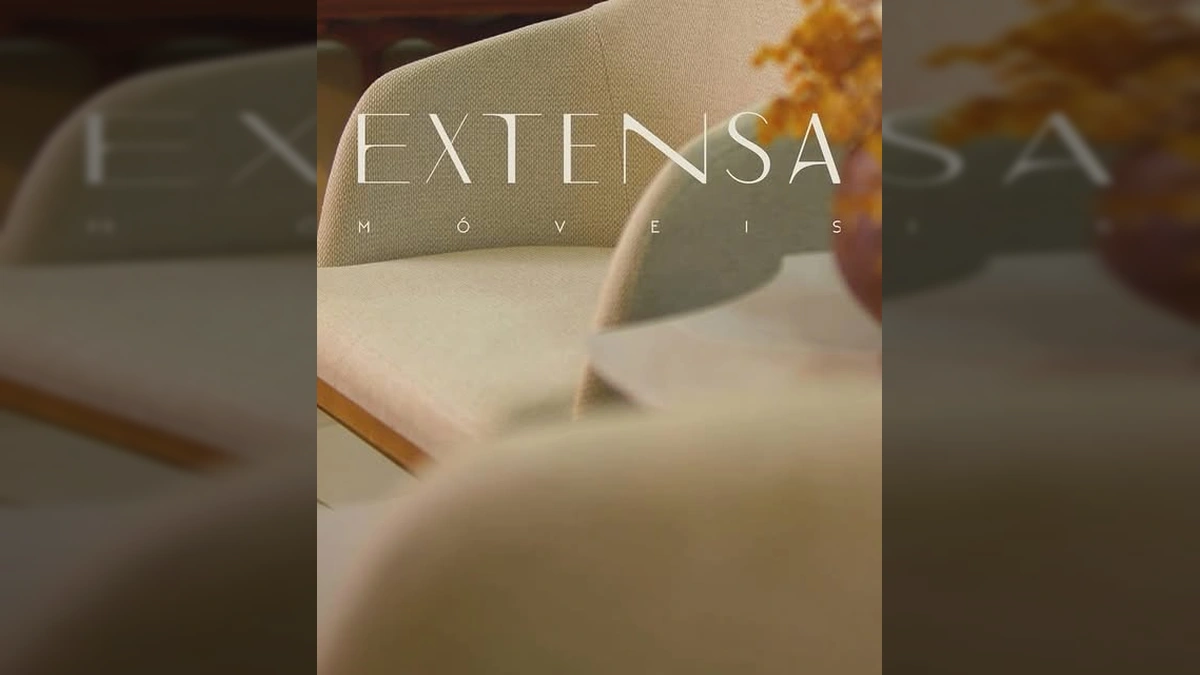 Ambiente de sala de estar com sofá de couro, poltronas estofadas e decoração, por Extensa Móveis / Instagram extensamoveis