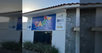 Imagem da fachada do CAPS Infantil 'Olga Rasia Thomaz' em Primavera do Leste com o logo e o nome da instituição, cercado por gramado e membros da equipe da Secretaria de Saúde. Créditos: Secretaria Municipal de Saúde de Primavera do Leste / Instagram.