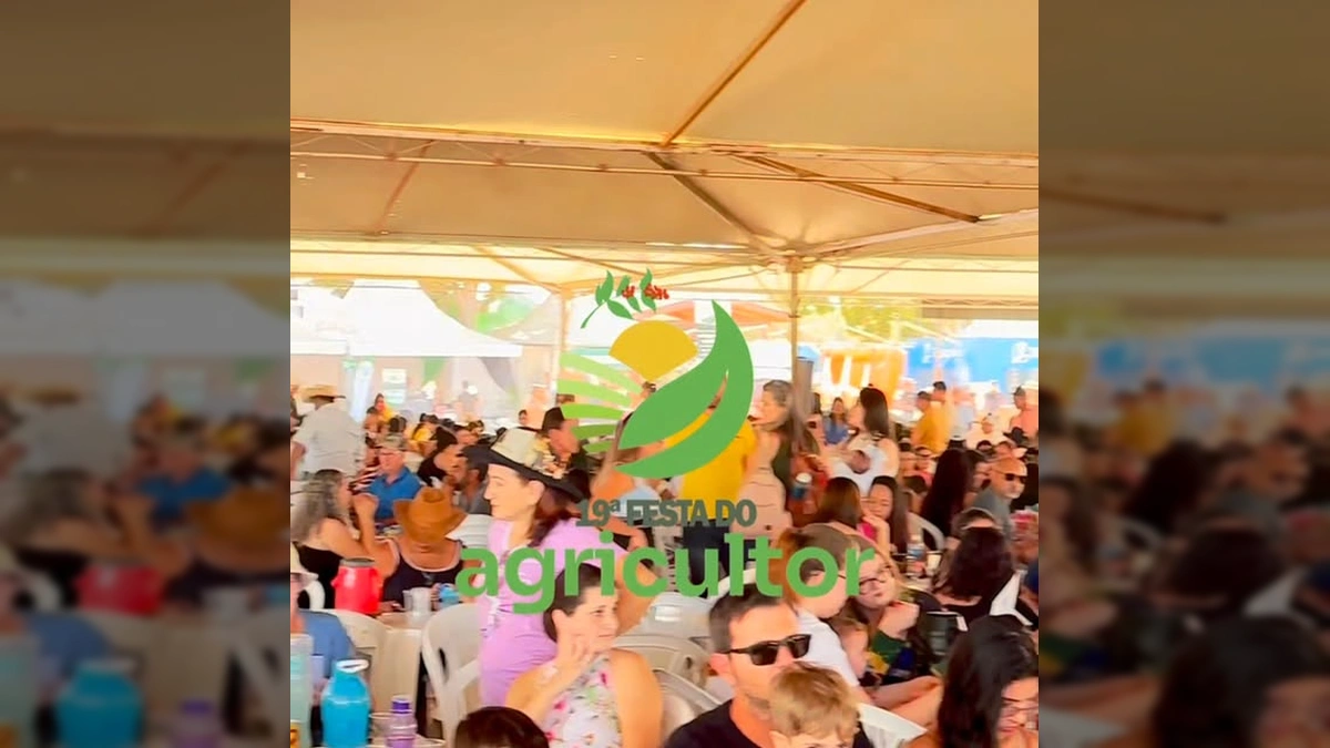 Grande tenda abrigando participantes do almoço comunitário na 19ª Festa do Agricultor em Carlinda, MT. Crédito: Instagram prefeituradecarlinda