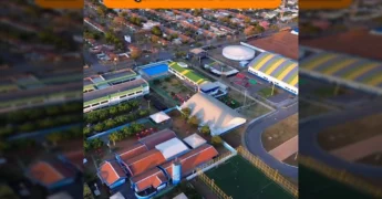 Foto aérea do Festival Gonzagão de Quadrilhas Juninas em Lucas do Rio Verde, com palco e estrutura de evento, créditos a Lucas do Rio Verde Agora.