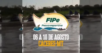 Festival FIPe 2025 em Cáceres, Mato Grosso, com barcos na água e palco de shows à noite. Créditos: @caceresmilgrau / Instagram