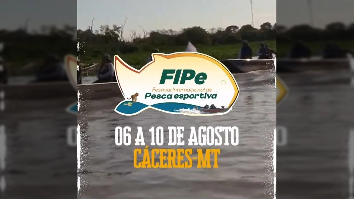 Festival FIPe 2025 em Cáceres, Mato Grosso, com barcos na água e palco de shows à noite. Créditos: @caceresmilgrau / Instagram