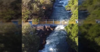 Visitantes aproveitando a natureza e a estrutura na Cachoeira da Fumaça, Novo São Joaquim, MT. Créditos: festivaldepescansj2025 / Instagram.