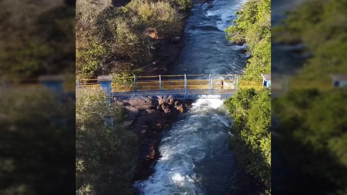 Visitantes aproveitando a natureza e a estrutura na Cachoeira da Fumaça, Novo São Joaquim, MT. Créditos: festivaldepescansj2025 / Instagram.