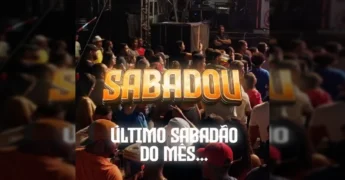 Cenário noturno do Festival de Pesca em Novo São Joaquim com multidão e palco, com créditos para @festivaldepescansj2025